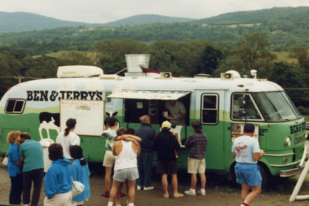 Το τροχόσπιτο «Ben & Jerry’s Cow bus» με κόσμο να περιμένει στην ουρά