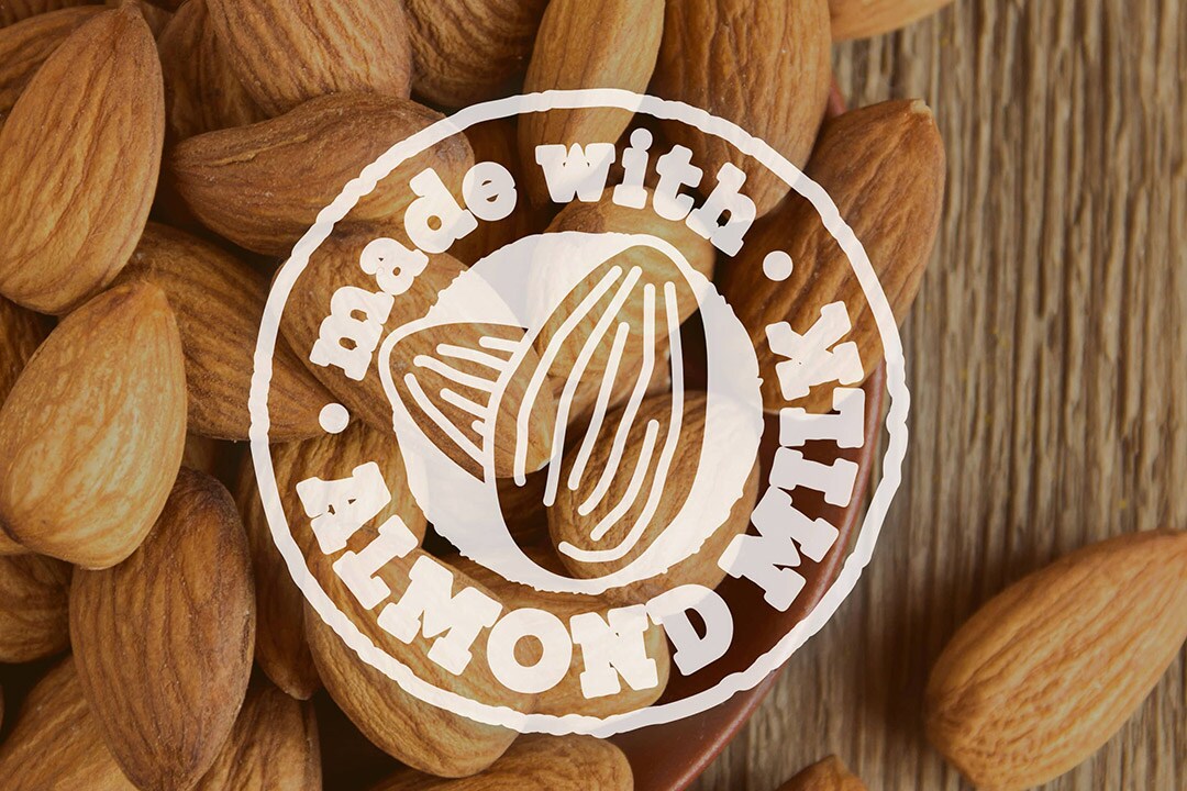Ένα πίνακας με αμύγδαλα με λογότυπο Made with Almond Milk