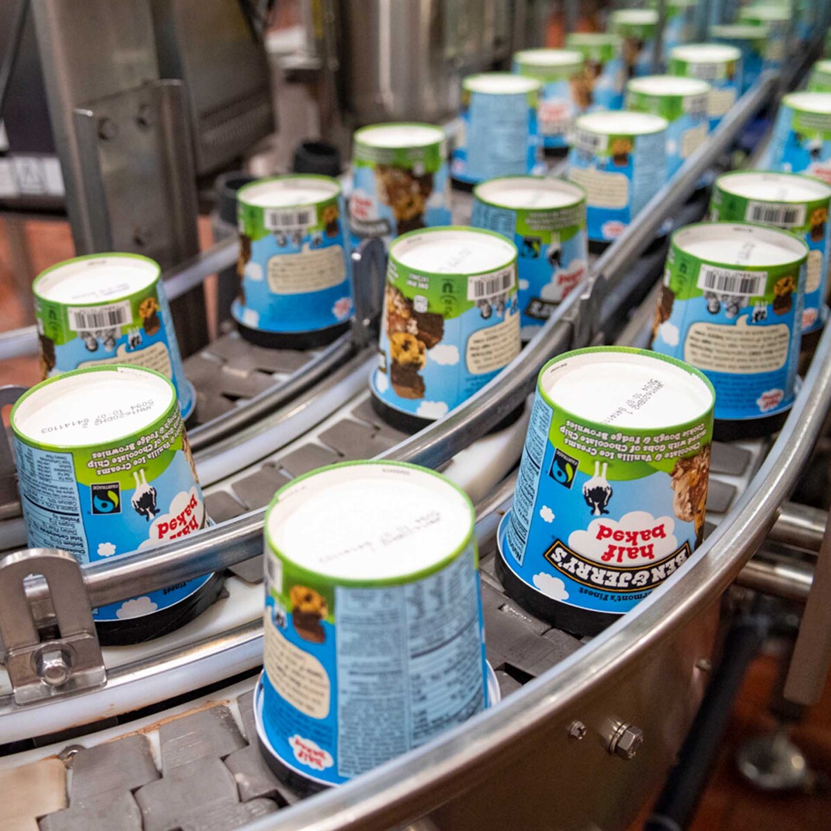 Συσκευασίες παγωτού Ben & Jerry’s σε γραμμή παραγωγής